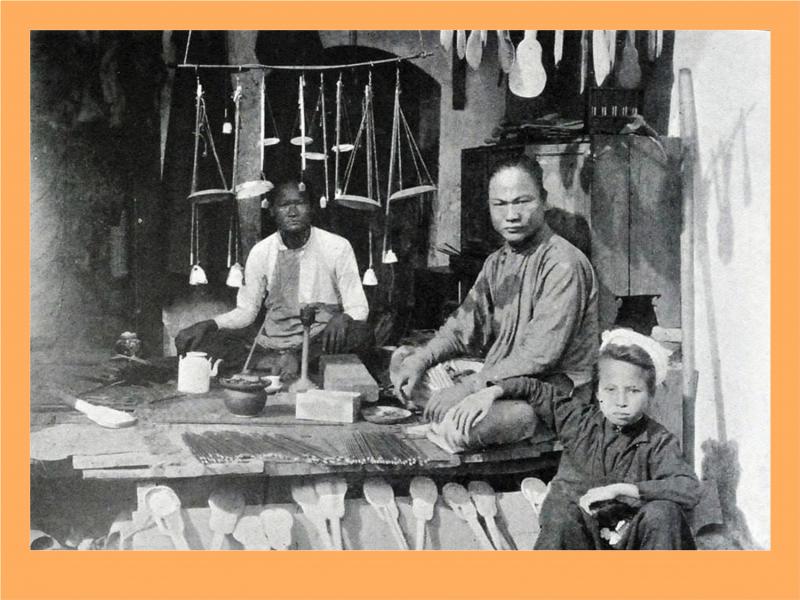 Hình ảnh minh họa các dụng cụ đo lường cổ xưa và hiện đại, tượng trưng cho sự phát triển của các hệ đo lường.