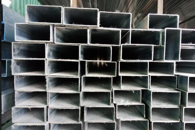 Kỹ sư đang kiểm tra trọng lượng riêng thép hộp để đảm bảo chất lượng công trình và sự an toàn