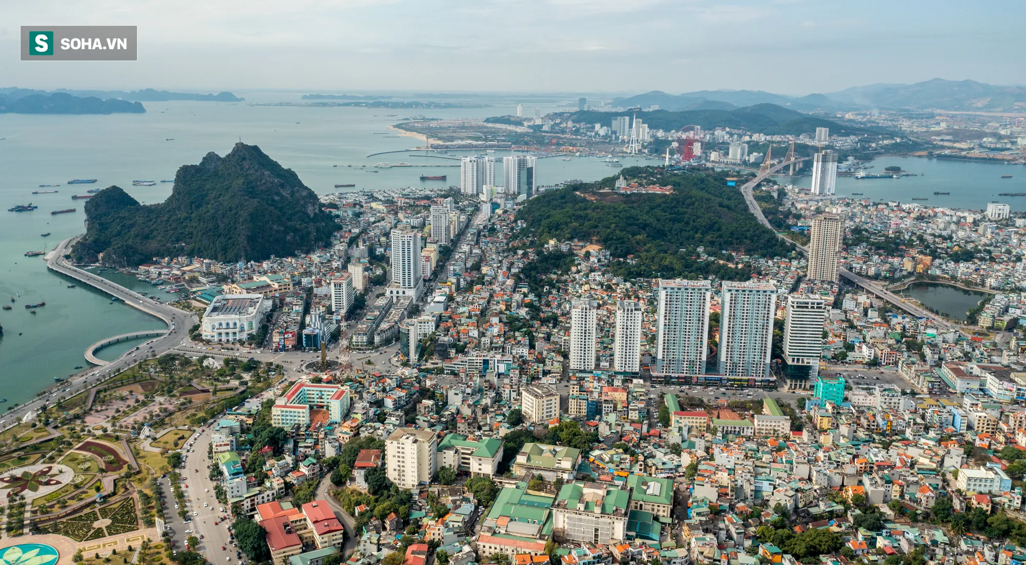 Toàn cảnh thành phố Hạ Long nhìn về cầu Bãi Cháy
