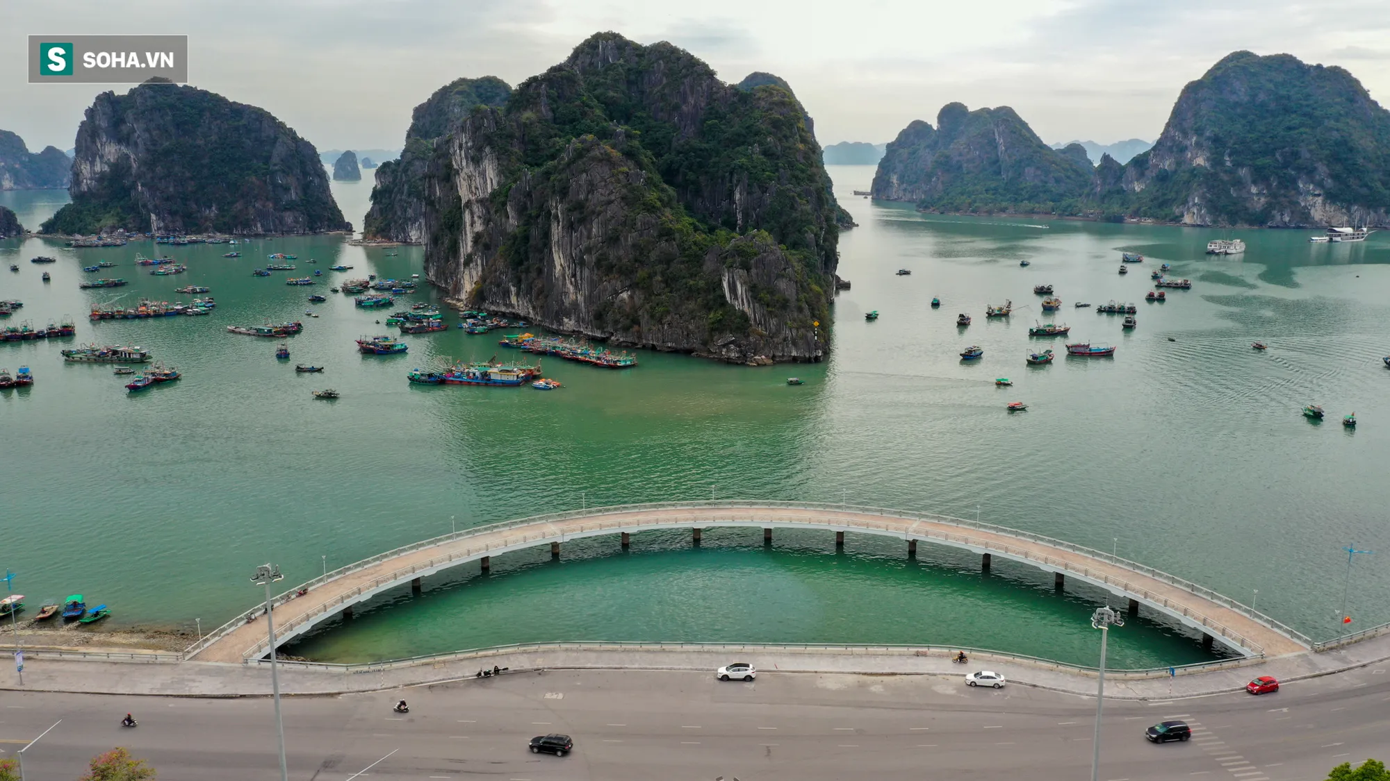 Vịnh Hạ Long nhìn từ cầu Bãi Cháy