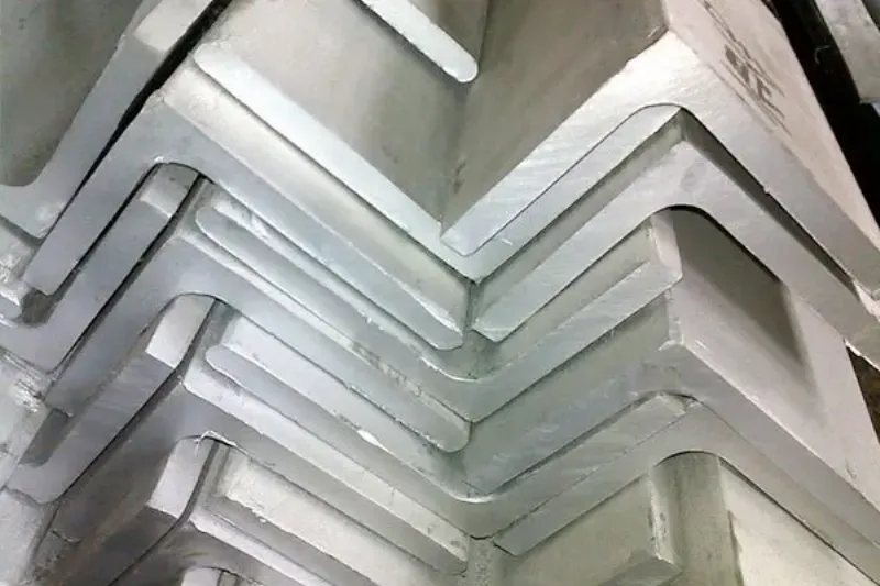 Hình ảnh minh họa cách bảo quản thép hình V đúng cách trong kho bãi để tránh rỉ sét và duy trì chất lượng