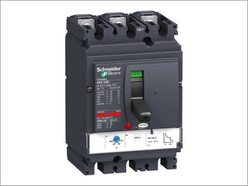 Một kỹ sư hoặc chuyên gia điện đang tư vấn cho khách hàng về cách chọn aptomat 3 pha 100A, chỉ vào bảng thông số kỹ thuật hoặc các mẫu sản phẩm khác nhau, thể hiện sự chuyên nghiệp và tư vấn đúng đắn.