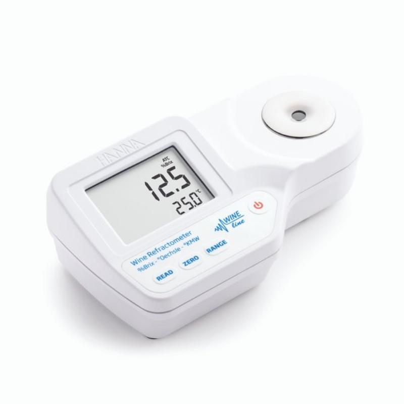 Người đang sử dụng khúc xạ kế kỹ thuật số để đo độ Brix của dịch ép từ một loại trái cây, thể hiện sự chuyên nghiệp trong kiểm soát chất lượng nông sản.