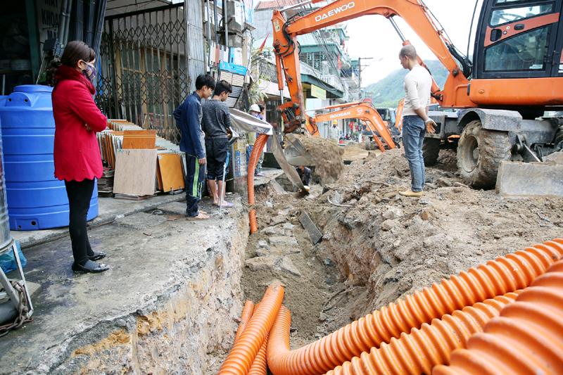 Hình ảnh minh họa các loại ống nhựa xoắn HDPE gân xoắn, thành đơn và thành đôi, với các đường kính khác nhau dùng trong xây dựng hạ tầng cáp điện