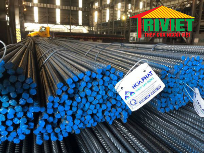 Hình ảnh các loại thép xây dựng Hòa Phát bao gồm thép thanh vằn và thép cuộn được sắp xếp gọn gàng tại công trình