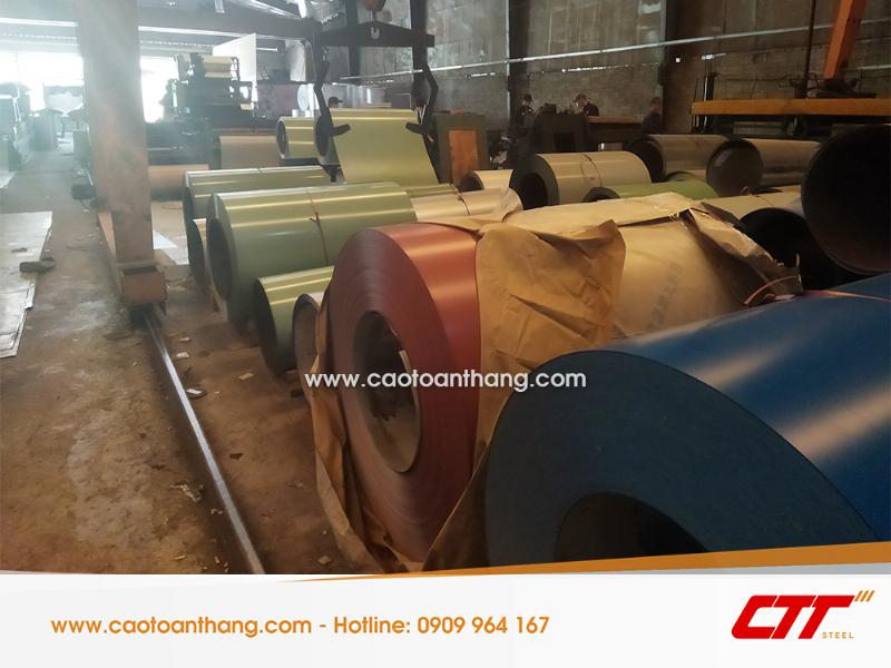 Kiểm tra tem mác, logo, chữ in và cạnh cắt của tấm tôn lạnh Nam Kim để phân biệt hàng thật giả