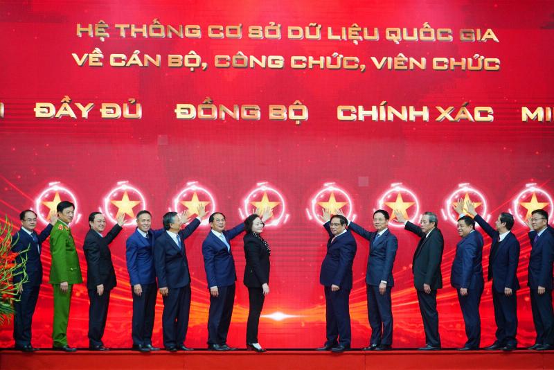 Hình ảnh so sánh việc thực hiện thủ tục hành chính trực tuyến và trực tiếp, minh họa sự linh hoạt trong các phương thức tiếp cận sau cải cách, thể hiện tầm quan trọng của cải cách thủ tục hành chính