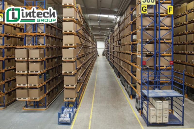 Hình ảnh kho bãi sạch sẽ, chuyên nghiệp của đại lý tôn Nam Kim đáng tin cậy với tôn được sắp xếp gọn gàng