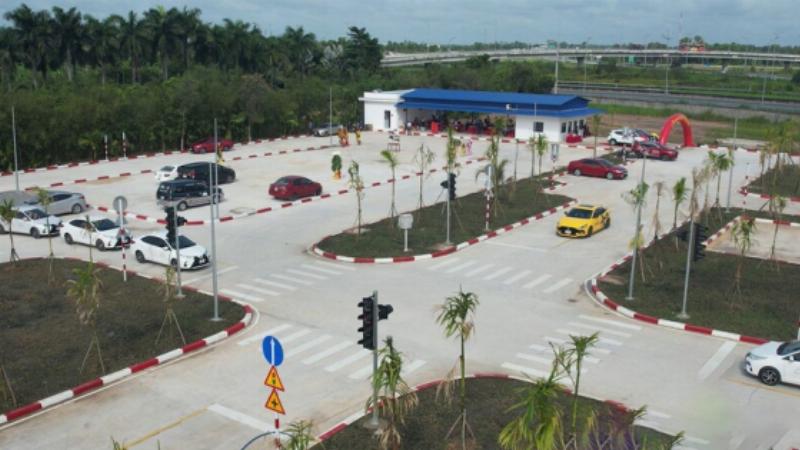 Thuc hanh lai xe B2 tren sa hinh duoc huong dan boi giang vien