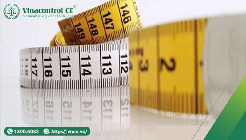 Thước đo hiển thị cả đơn vị inch và centimét để so sánh hai hệ đo lường