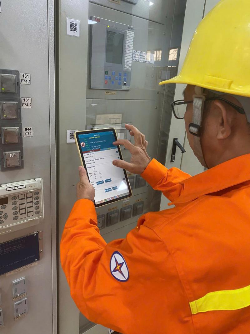 Kỹ sư đang tính toán công suất hệ thống điện hoặc phân tích dữ liệu tải để xác định công suất trạm biến áp phù hợp